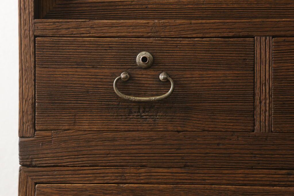 桐箪笥を綺麗に再生!高品質リペアを施し、紛失した取っ手は新たに取り付け。オーク系で着色仕上げ。