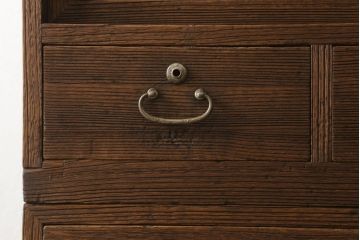 桐箪笥を綺麗に再生!高品質リペアを施し、紛失した取っ手は新たに取り付け。オーク系で着色仕上げ。