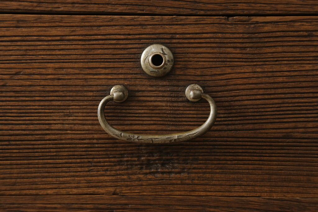 桐箪笥を綺麗に再生!高品質リペアを施し、紛失した取っ手は新たに取り付け。オーク系で着色仕上げ。