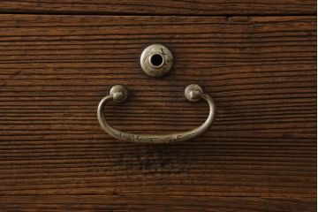 桐箪笥を綺麗に再生!高品質リペアを施し、紛失した取っ手は新たに取り付け。オーク系で着色仕上げ。