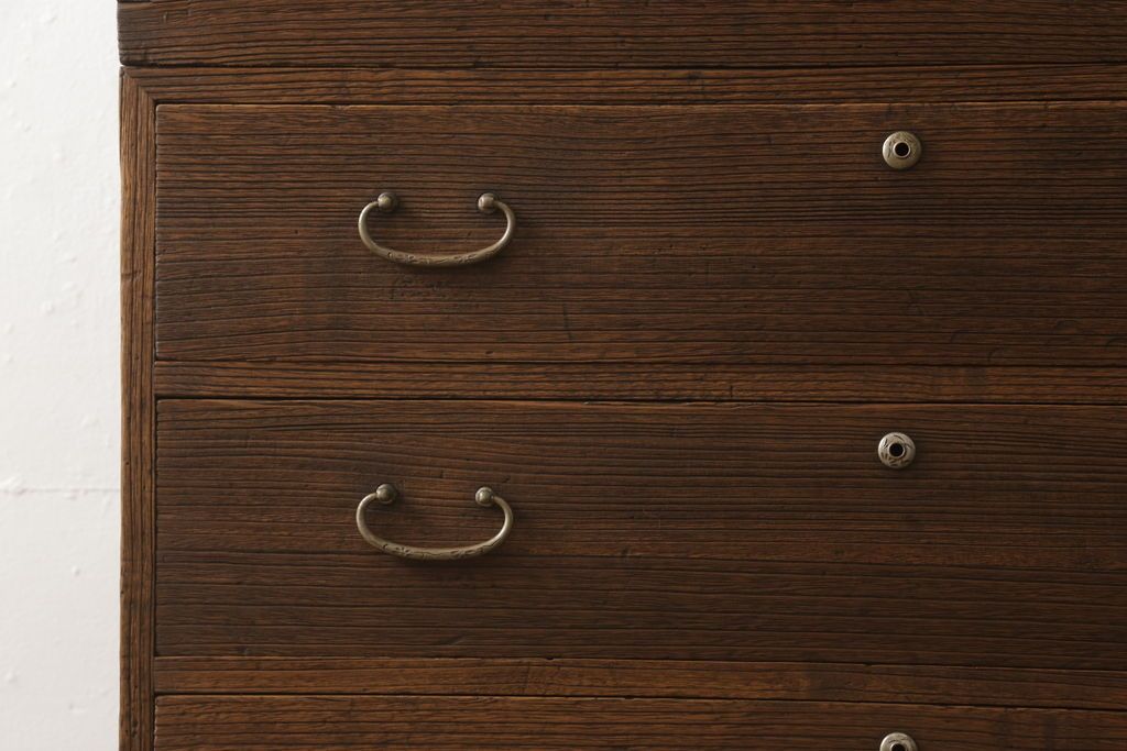 桐箪笥を綺麗に再生!高品質リペアを施し、紛失した取っ手は新たに取り付け。オーク系で着色仕上げ。