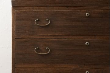 桐箪笥を綺麗に再生!高品質リペアを施し、紛失した取っ手は新たに取り付け。オーク系で着色仕上げ。