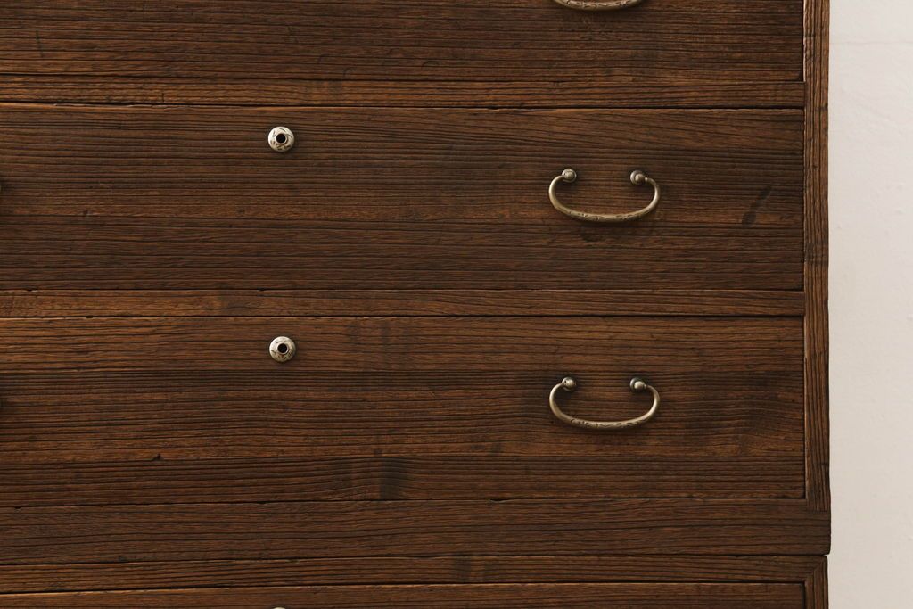 桐箪笥を綺麗に再生!高品質リペアを施し、紛失した取っ手は新たに取り付け。オーク系で着色仕上げ。