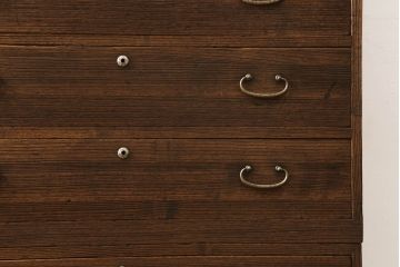 桐箪笥を綺麗に再生!高品質リペアを施し、紛失した取っ手は新たに取り付け。オーク系で着色仕上げ。