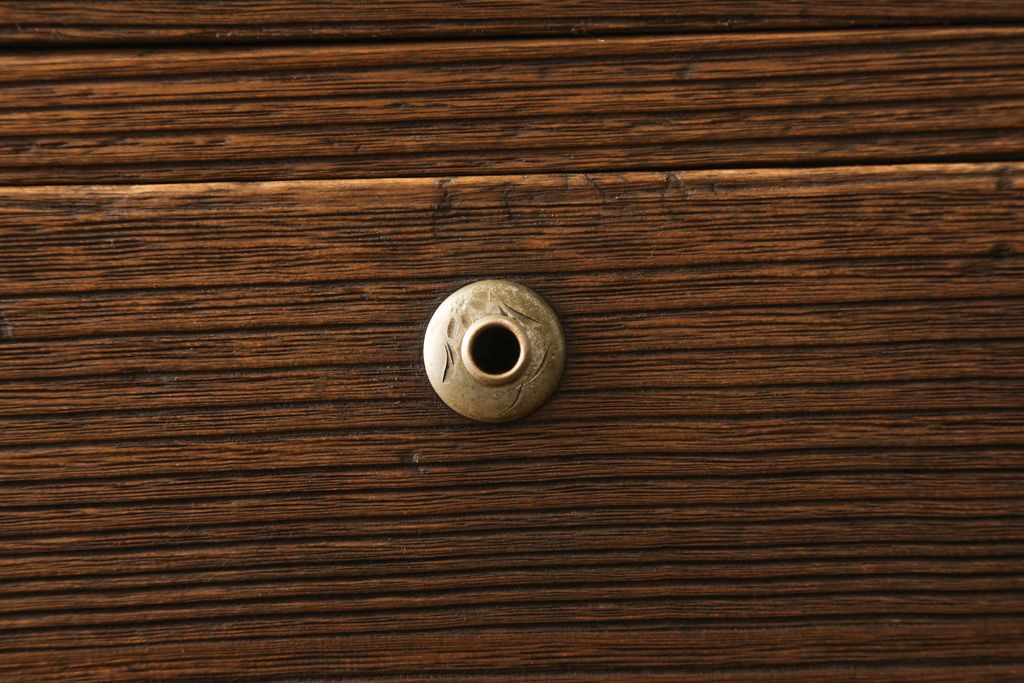 桐箪笥を綺麗に再生!高品質リペアを施し、紛失した取っ手は新たに取り付け。オーク系で着色仕上げ。