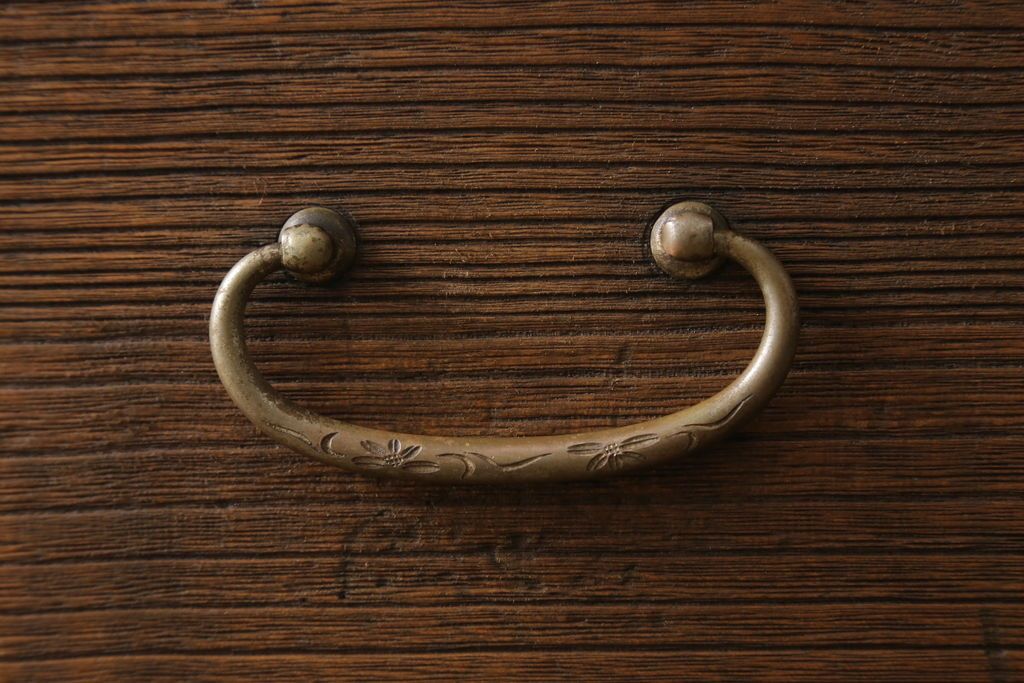 桐箪笥を綺麗に再生!高品質リペアを施し、紛失した取っ手は新たに取り付け。オーク系で着色仕上げ。