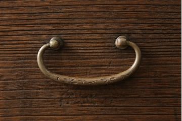 桐箪笥を綺麗に再生!高品質リペアを施し、紛失した取っ手は新たに取り付け。オーク系で着色仕上げ。