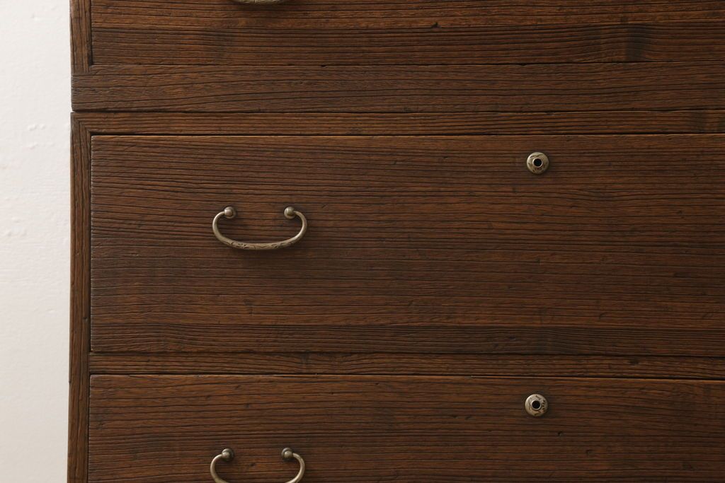 桐箪笥を綺麗に再生!高品質リペアを施し、紛失した取っ手は新たに取り付け。オーク系で着色仕上げ。