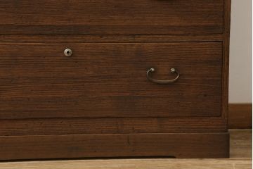 桐箪笥を綺麗に再生!高品質リペアを施し、紛失した取っ手は新たに取り付け。オーク系で着色仕上げ。