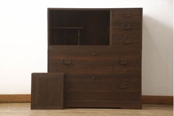 3段重ね桐箪笥をチェストとテレビボードにリメイク!上段・中段・台輪を重ねてチェストに変更。下段は取っ手の取り付け。いずれもヒノキ無垢材の天板を追加。オーク系で着色仕上げ。
