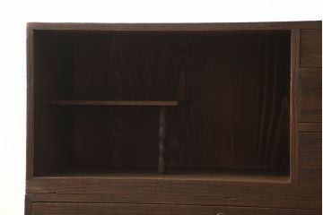 3段重ね桐箪笥をチェストとテレビボードにリメイク!上段・中段・台輪を重ねてチェストに変更。下段は取っ手の取り付け。いずれもヒノキ無垢材の天板を追加。オーク系で着色仕上げ。