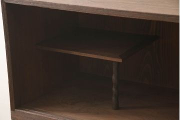 3段重ね桐箪笥をチェストとテレビボードにリメイク!上段・中段・台輪を重ねてチェストに変更。下段は取っ手の取り付け。いずれもヒノキ無垢材の天板を追加。オーク系で着色仕上げ。