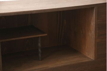 3段重ね桐箪笥をチェストとテレビボードにリメイク!上段・中段・台輪を重ねてチェストに変更。下段は取っ手の取り付け。いずれもヒノキ無垢材の天板を追加。オーク系で着色仕上げ。