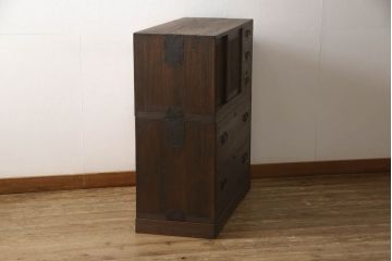 3段重ね桐箪笥をチェストとテレビボードにリメイク!上段・中段・台輪を重ねてチェストに変更。下段は取っ手の取り付け。いずれもヒノキ無垢材の天板を追加。オーク系で着色仕上げ。