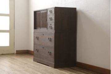 3段重ね桐箪笥をチェストとテレビボードにリメイク!上段・中段・台輪を重ねてチェストに変更。下段は取っ手の取り付け。いずれもヒノキ無垢材の天板を追加。オーク系で着色仕上げ。