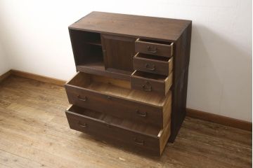 3段重ね桐箪笥をチェストとテレビボードにリメイク!上段・中段・台輪を重ねてチェストに変更。下段は取っ手の取り付け。いずれもヒノキ無垢材の天板を追加。オーク系で着色仕上げ。
