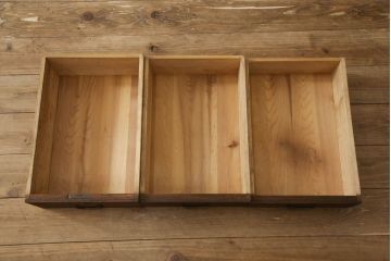 3段重ね桐箪笥をチェストとテレビボードにリメイク!上段・中段・台輪を重ねてチェストに変更。下段は取っ手の取り付け。いずれもヒノキ無垢材の天板を追加。オーク系で着色仕上げ。