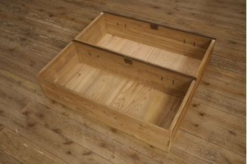 3段重ね桐箪笥をチェストとテレビボードにリメイク!上段・中段・台輪を重ねてチェストに変更。下段は取っ手の取り付け。いずれもヒノキ無垢材の天板を追加。オーク系で着色仕上げ。