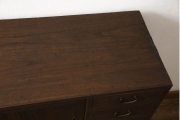 3段重ね桐箪笥をチェストとテレビボードにリメイク!上段・中段・台輪を重ねてチェストに変更。下段は取っ手の取り付け。いずれもヒノキ無垢材の天板を追加。オーク系で着色仕上げ。