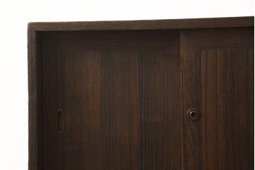 3段重ね桐箪笥をチェストとテレビボードにリメイク!上段・中段・台輪を重ねてチェストに変更。下段は取っ手の取り付け。いずれもヒノキ無垢材の天板を追加。オーク系で着色仕上げ。