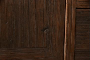 3段重ね桐箪笥をチェストとテレビボードにリメイク!上段・中段・台輪を重ねてチェストに変更。下段は取っ手の取り付け。いずれもヒノキ無垢材の天板を追加。オーク系で着色仕上げ。