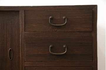 3段重ね桐箪笥をチェストとテレビボードにリメイク!上段・中段・台輪を重ねてチェストに変更。下段は取っ手の取り付け。いずれもヒノキ無垢材の天板を追加。オーク系で着色仕上げ。