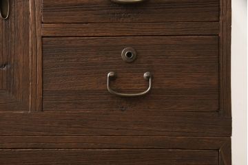 3段重ね桐箪笥をチェストとテレビボードにリメイク!上段・中段・台輪を重ねてチェストに変更。下段は取っ手の取り付け。いずれもヒノキ無垢材の天板を追加。オーク系で着色仕上げ。