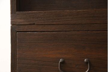 3段重ね桐箪笥をチェストとテレビボードにリメイク!上段・中段・台輪を重ねてチェストに変更。下段は取っ手の取り付け。いずれもヒノキ無垢材の天板を追加。オーク系で着色仕上げ。
