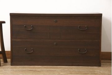 3段重ね桐箪笥をチェストとテレビボードにリメイク!上段・中段・台輪を重ねてチェストに変更。下段は取っ手の取り付け。いずれもヒノキ無垢材の天板を追加。オーク系で着色仕上げ。