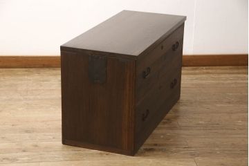 3段重ね桐箪笥をチェストとテレビボードにリメイク!上段・中段・台輪を重ねてチェストに変更。下段は取っ手の取り付け。いずれもヒノキ無垢材の天板を追加。オーク系で着色仕上げ。