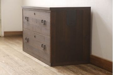 3段重ね桐箪笥をチェストとテレビボードにリメイク!上段・中段・台輪を重ねてチェストに変更。下段は取っ手の取り付け。いずれもヒノキ無垢材の天板を追加。オーク系で着色仕上げ。