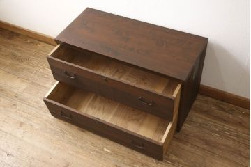 3段重ね桐箪笥をチェストとテレビボードにリメイク!上段・中段・台輪を重ねてチェストに変更。下段は取っ手の取り付け。いずれもヒノキ無垢材の天板を追加。オーク系で着色仕上げ。