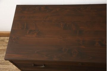3段重ね桐箪笥をチェストとテレビボードにリメイク!上段・中段・台輪を重ねてチェストに変更。下段は取っ手の取り付け。いずれもヒノキ無垢材の天板を追加。オーク系で着色仕上げ。
