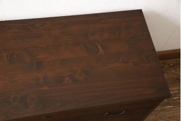 3段重ね桐箪笥をチェストとテレビボードにリメイク!上段・中段・台輪を重ねてチェストに変更。下段は取っ手の取り付け。いずれもヒノキ無垢材の天板を追加。オーク系で着色仕上げ。