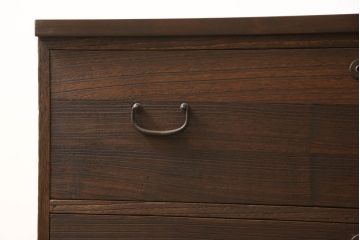 3段重ね桐箪笥をチェストとテレビボードにリメイク!上段・中段・台輪を重ねてチェストに変更。下段は取っ手の取り付け。いずれもヒノキ無垢材の天板を追加。オーク系で着色仕上げ。