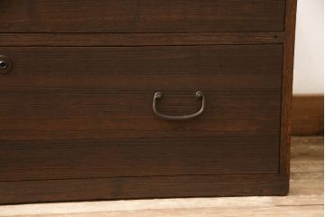 3段重ね桐箪笥をチェストとテレビボードにリメイク!上段・中段・台輪を重ねてチェストに変更。下段は取っ手の取り付け。いずれもヒノキ無垢材の天板を追加。オーク系で着色仕上げ。
