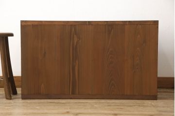 3段重ね桐箪笥をチェストとテレビボードにリメイク!上段・中段・台輪を重ねてチェストに変更。下段は取っ手の取り付け。いずれもヒノキ無垢材の天板を追加。オーク系で着色仕上げ。