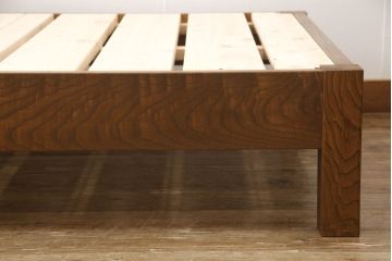 婚礼箪笥をベッドフレームとデスク、ベンチチェストにリメイク!扉をヘッドボードに加工し、フレームは新材で作成。天板・側面・扉の飾り部分はデスクに。下部引き出しを2杯に切り分け、前板のモールディングを再現しベンチチェストに。