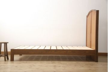 婚礼箪笥をベッドフレームとデスク、ベンチチェストにリメイク!扉をヘッドボードに加工し、フレームは新材で作成。天板・側面・扉の飾り部分はデスクに。下部引き出しを2杯に切り分け、前板のモールディングを再現しベンチチェストに。