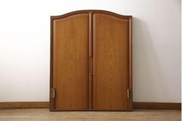 婚礼箪笥をベッドフレームとデスク、ベンチチェストにリメイク!扉をヘッドボードに加工し、フレームは新材で作成。天板・側面・扉の飾り部分はデスクに。下部引き出しを2杯に切り分け、前板のモールディングを再現しベンチチェストに。