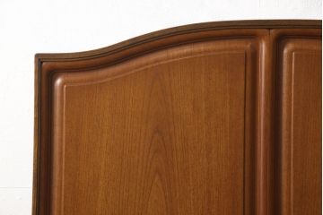 婚礼箪笥をベッドフレームとデスク、ベンチチェストにリメイク!扉をヘッドボードに加工し、フレームは新材で作成。天板・側面・扉の飾り部分はデスクに。下部引き出しを2杯に切り分け、前板のモールディングを再現しベンチチェストに。