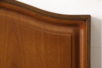 婚礼箪笥をベッドフレームとデスク、ベンチチェストにリメイク!扉をヘッドボードに加工し、フレームは新材で作成。天板・側面・扉の飾り部分はデスクに。下部引き出しを2杯に切り分け、前板のモールディングを再現しベンチチェストに。