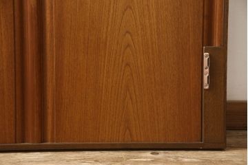 婚礼箪笥をベッドフレームとデスク、ベンチチェストにリメイク!扉をヘッドボードに加工し、フレームは新材で作成。天板・側面・扉の飾り部分はデスクに。下部引き出しを2杯に切り分け、前板のモールディングを再現しベンチチェストに。