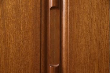 婚礼箪笥をベッドフレームとデスク、ベンチチェストにリメイク!扉をヘッドボードに加工し、フレームは新材で作成。天板・側面・扉の飾り部分はデスクに。下部引き出しを2杯に切り分け、前板のモールディングを再現しベンチチェストに。