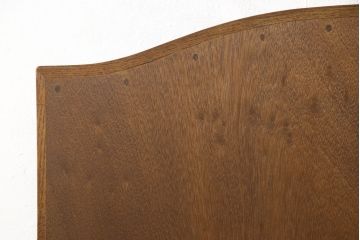 婚礼箪笥をベッドフレームとデスク、ベンチチェストにリメイク!扉をヘッドボードに加工し、フレームは新材で作成。天板・側面・扉の飾り部分はデスクに。下部引き出しを2杯に切り分け、前板のモールディングを再現しベンチチェストに。