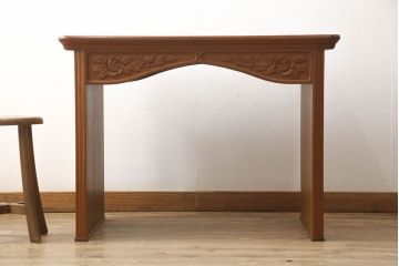 婚礼箪笥をベッドフレームとデスク、ベンチチェストにリメイク!扉をヘッドボードに加工し、フレームは新材で作成。天板・側面・扉の飾り部分はデスクに。下部引き出しを2杯に切り分け、前板のモールディングを再現しベンチチェストに。