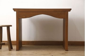 婚礼箪笥をベッドフレームとデスク、ベンチチェストにリメイク!扉をヘッドボードに加工し、フレームは新材で作成。天板・側面・扉の飾り部分はデスクに。下部引き出しを2杯に切り分け、前板のモールディングを再現しベンチチェストに。
