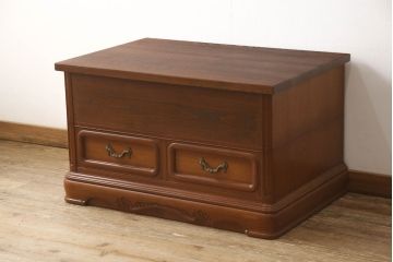 婚礼箪笥をベッドフレームとデスク、ベンチチェストにリメイク!扉をヘッドボードに加工し、フレームは新材で作成。天板・側面・扉の飾り部分はデスクに。下部引き出しを2杯に切り分け、前板のモールディングを再現しベンチチェストに。