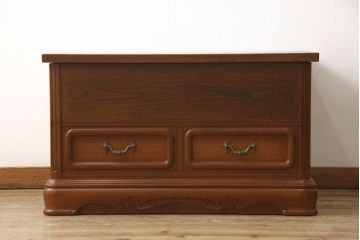 婚礼箪笥をベッドフレームとデスク、ベンチチェストにリメイク!扉をヘッドボードに加工し、フレームは新材で作成。天板・側面・扉の飾り部分はデスクに。下部引き出しを2杯に切り分け、前板のモールディングを再現しベンチチェストに。