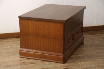 婚礼箪笥をベッドフレームとデスク、ベンチチェストにリメイク!扉をヘッドボードに加工し、フレームは新材で作成。天板・側面・扉の飾り部分はデスクに。下部引き出しを2杯に切り分け、前板のモールディングを再現しベンチチェストに。